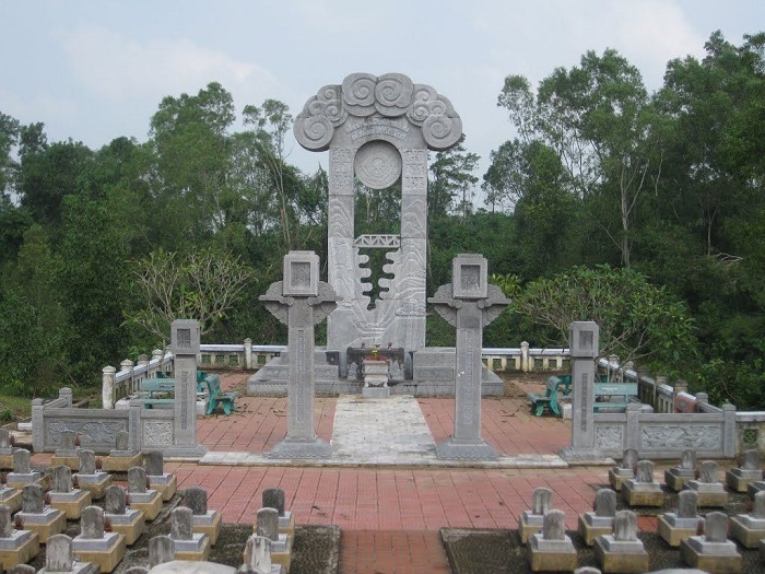 Khám phá kiến trúc độc đáo và không gian trang nghiêm tại Nghĩa trang Trường Sơn (Đi sâu vào khía cạnh kiến trúc và không gian, thu hút du khách muốn trải nghiệm không gian tâm linh)
